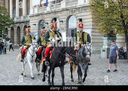 Budapest, Ungarn - 11. Oktober 2019: Ansicht der ungarischen Husaren Parade und Touristen in Buda Castle in Budapest, Ungarn. Stockfoto