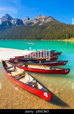 Lake Louise Kanus Red Kanus zum Mieten im Lake Louise Banff National Park Alberta Canadian Rockies Canada Stockfoto