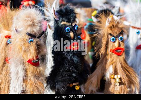 Mummers Puppen führen Rituale mit Kostümen, die bösen Geister vertreiben während des internationalen Festivals der Maskerade Spiele Surva. Stockfoto