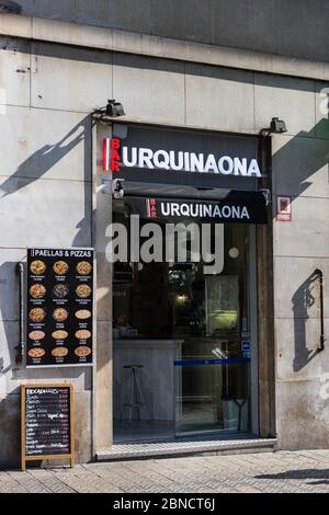 Barcelona, Spanien - 23. Februar 2020: Traditionelle kleine Bar mit Paella in Barcelona, Katalonien, Spanien Stockfoto