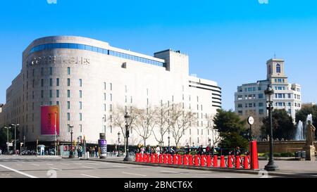 Barcelona, Spanien - 23. Februar 2020: Plaza Catalunya, El Corte Ingles, eines der wichtigsten Kaufhäuser Spaniens, fo Stockfoto