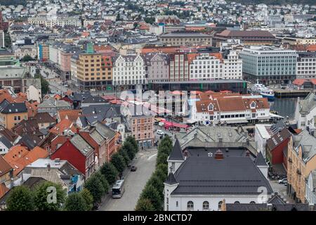 Bergen, Norwegen Stadtzentrum Luftaufnahme auf Fischmarkt und havn. Reiseziel mit traditioneller Architektur Stockfoto