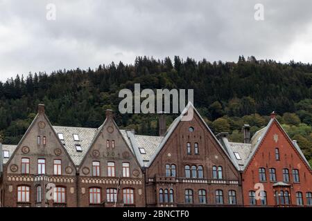 Bergen City Street, Norwegen. Häuser in Hanseviertel Bryggen mittelalterlichen Kai in historischen Hafenviertel. Bunte, mit Holz verkleidete Bootshäuser UNESCO-Weltkulturerbe Worl Stockfoto