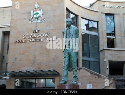 Vor der Glasgow Royal Concert Hall, am oberen Ende der Buchannan Street in Glasgow, steht eine Statue von Donald Dewar, Schottlands erstem, ersten Minister. Stockfoto