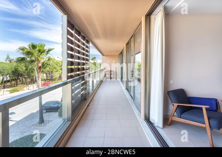 Ein moderner, langer Korridor, der sich außerhalb des Hauses befindet, mit Blick auf die Straße. Stockfoto