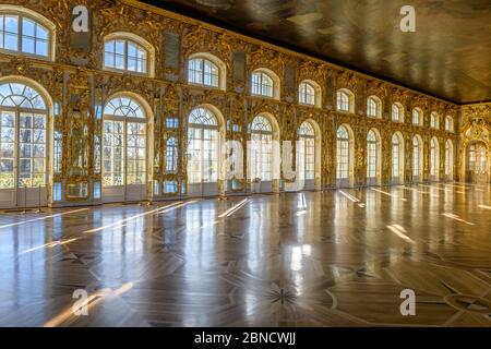 Sankt Petersburg, Russland - 15. Oktober 2019. Innenraum Ballsaal, Catherine Palace, Zarskoje Selo, Puschkin. Stockfoto