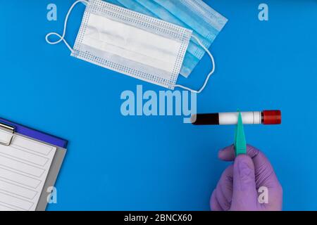 Flache Lay-Komposition mit Blutprobe auf blauem Hintergrund. Stockfoto