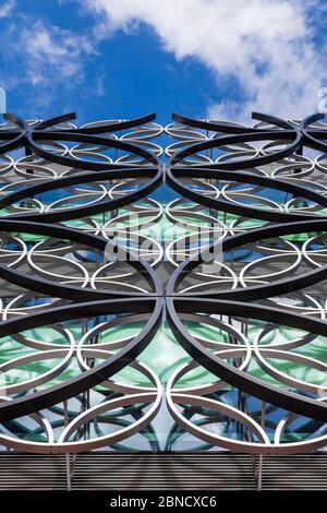 Detail der Metallfassade der neuen Library of Birmingham in Centenary Square, Birmingham, England Stockfoto