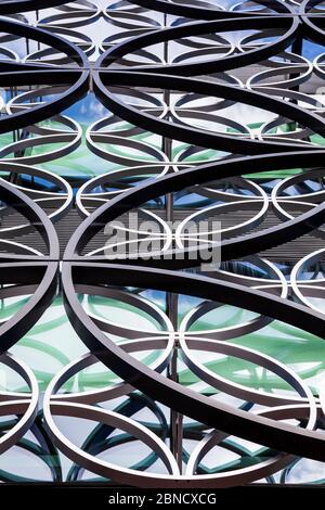 Detail der Metallfassade der neuen Library of Birmingham in Centenary Square, Birmingham, England Stockfoto