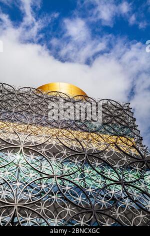 Detail der Metallfassade der neuen Library of Birmingham in Centenary Square, Birmingham, England Stockfoto