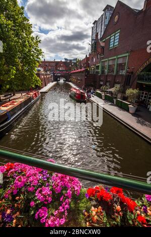 Die Birmingham Canal Old Line von der Brücke am Brindley Place aus, mit Blick auf die Broad Street, Birmingham, England Stockfoto