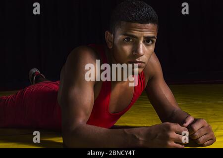 Wrestler auf der Kampfmatte liegend Stockfoto