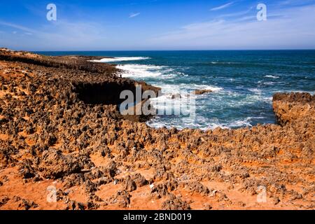 Fischerroute im Alentejo, Promenade mit Klippen in Portugal. Holzweg entlang der Küste. Stockfoto