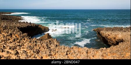 Fischerroute im Alentejo, Promenade mit Klippen in Portugal. Holzweg entlang der Küste. Stockfoto