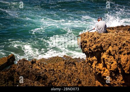 Fischerroute im Alentejo, Promenade mit Klippen in Portugal. Holzweg entlang der Küste. Stockfoto