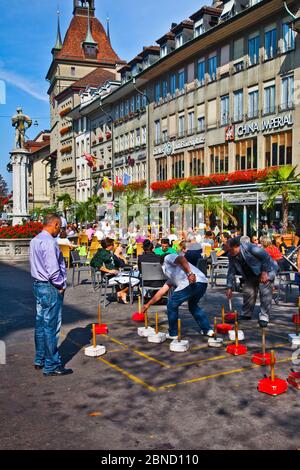 Männer spielen ein Spiel auf einem Stadtplatz von Bern in der Schweiz Stockfoto