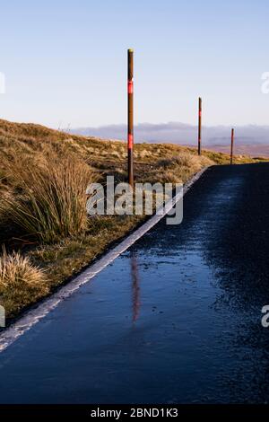 Schneestähle und Blick vom Dunn Fell Stockfoto