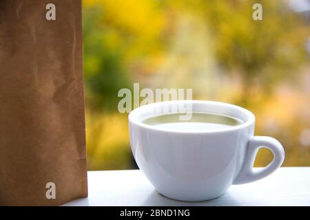 Grüner Tee Matcha in eine weiße Tasse mit Papier für Kaffee Stockfoto
