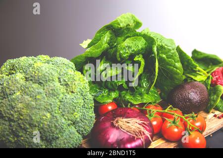 Rohes Gemüse mit frischen Zutaten für Sie gesund Kochen auf schwarzem Hintergrund, Ansicht von oben. Veganer oder Diät Lebensmittel Konzept. Stockfoto