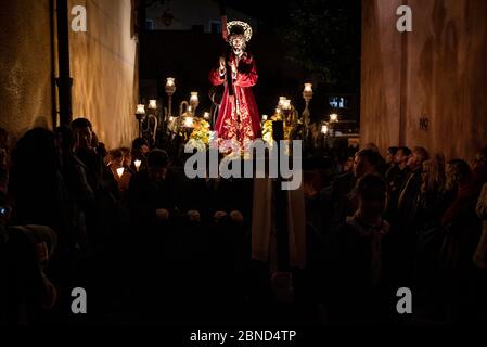 Episode der Passion Christi. Das Bild Jesu Christi wird während des Processo del Silenci durch die Straßen der Stadt Badalona getragen. Zoll Stockfoto