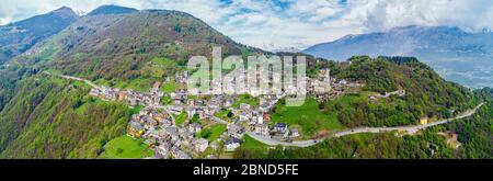 Valgerola - Valtellina (IT) - Panorama-Luftaufnahme von Sacco Stockfoto