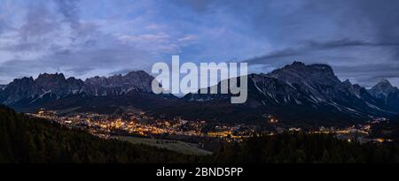 Herbstnacht Cortina d'Ampezzo Bergstadt der Dolomiten, Belluno, Italien. Malerische Reise und Landschaft Schönheit Konzept Szene. Stockfoto