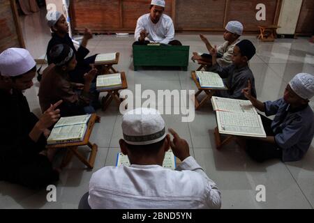 Indonesische gehörlose Schüler, auch bekannt als 'Santri', nehmen am 14. Mai 2020 am Islamischen Internat Darul Ashom in Bantul, Yogyakarta, Indonesien, Teil, um den Koran zu lesen. Santri mit besonderen Bedürfnissen lernen, mit dem Auswendigungssystem jedes arabischen Alphabets in jedem heiligen Vers im Koran zu rezitieren und sie verbrachten Zeit im 'Pesantren' inmitten des COVID-19 Ausbruchs. Die COVID-19-Pandemie des Coronavirus hat sich auf mindestens 200 Länder und Gebiete weltweit ausgebreitet, hat mehr als 290,000 Menschenleben gefordert und über 4.2 Millionen infiziert. (Foto von Devi Stockfoto