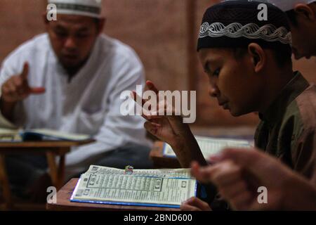 Indonesische gehörlose Schüler, auch bekannt als 'Santri', nehmen am 14. Mai 2020 am Islamischen Internat Darul Ashom in Bantul, Yogyakarta, Indonesien, Teil, um den Koran zu lesen. Santri mit besonderen Bedürfnissen lernen, mit dem Auswendigungssystem jedes arabischen Alphabets in jedem heiligen Vers im Koran zu rezitieren und sie verbrachten Zeit im 'Pesantren' inmitten des COVID-19 Ausbruchs. Die COVID-19-Pandemie des Coronavirus hat sich auf mindestens 200 Länder und Gebiete weltweit ausgebreitet, hat mehr als 290,000 Menschenleben gefordert und über 4.2 Millionen infiziert. (Foto von Devi Stockfoto