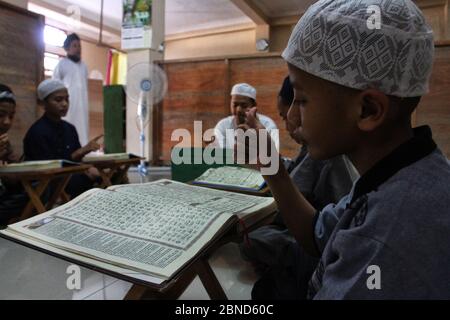 Indonesische gehörlose Schüler, auch bekannt als 'Santri', nehmen am 14. Mai 2020 am Islamischen Internat Darul Ashom in Bantul, Yogyakarta, Indonesien, Teil, um den Koran zu lesen. Santri mit besonderen Bedürfnissen lernen, mit dem Auswendigungssystem jedes arabischen Alphabets in jedem heiligen Vers im Koran zu rezitieren und sie verbrachten Zeit im 'Pesantren' inmitten des COVID-19 Ausbruchs. Die COVID-19-Pandemie des Coronavirus hat sich auf mindestens 200 Länder und Gebiete weltweit ausgebreitet, hat mehr als 290,000 Menschenleben gefordert und über 4.2 Millionen infiziert. (Foto von Devi Stockfoto