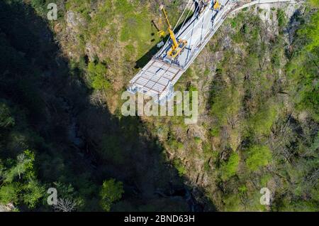 Valgerola - Valtellina (IT) - Panorama-Luftaufnahme der im Bau befindlichen Seilbrücke - 2017 Stockfoto