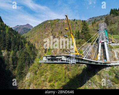 Valgerola - Valtellina (IT) - Panorama-Luftaufnahme der im Bau befindlichen Seilbrücke - 2017 Stockfoto