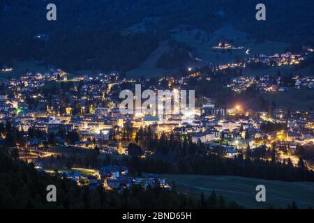 Herbstnacht Cortina d'Ampezzo Bergstadt der Dolomiten, Belluno, Italien. Malerische Reise und Landschaft Schönheit Konzept Szene. Stockfoto