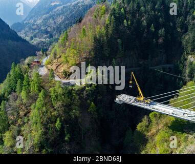 Valgerola - Valtellina (IT) - Panorama-Luftaufnahme der im Bau befindlichen Seilbrücke - 2017 Stockfoto