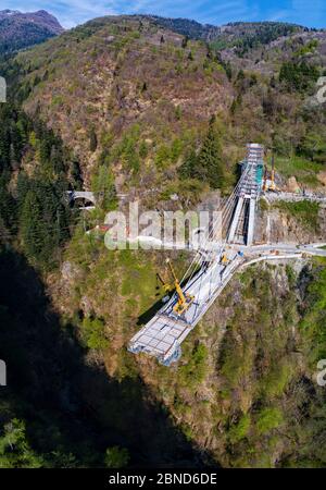 Valgerola - Valtellina (IT) - Panorama-Luftaufnahme der im Bau befindlichen Seilbrücke - 2017 Stockfoto