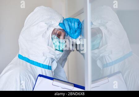 Arzt oder Eindämmung Scout mit Burnout und Stress aufgrund von Coronavirus und Covid-19 Pandemie Stockfoto