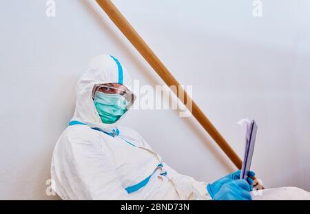 Containment Scout in Schutzkleidung mit Checkliste für Kontaktverfolgung bei Coronavirus-Pandemie Stockfoto