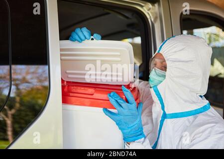 Untersuchung der Organspende durch medizinisches Fachpersonal in Schutzkleidung während des Transports und der Entbindung während der Coronavirus-Pandemie Stockfoto