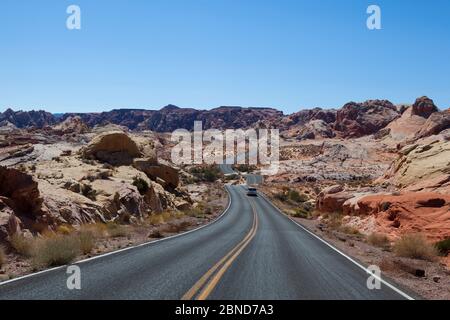 Landschaftlich schöne Fahrt durch die Wüste im Valley of Fire State Park, Nevada, Stockfoto