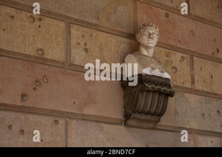 Schusslöcher aus der Schlacht von Berlin an der Wand des Neuen Museums im Kolonnadenhof, Museumsinsel, Berlin Stockfoto