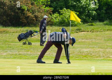 Golfer im Woodford Golf Club in North London spielen auf dem neu eröffneten Platz nach einer Änderung der Regierungsberatung während der Coronavirus-Pandemie. Stockfoto