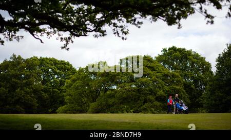 Golfer im Woodford Golf Club in North London spielen auf dem neu eröffneten Platz nach einer Änderung der Regierungsberatung während der Coronavirus-Pandemie. Stockfoto