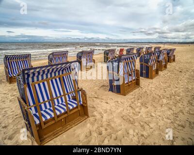 Leeren Strandkörben am Sandstrand in Ustka Resort, Ostsee, Polen klare Zeichen, dass der Sommer ist vorbei Stockfoto