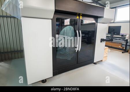 Druckerei mit großer moderner 3d-Drucker-Maschine mit Computersteuerung Stockfoto