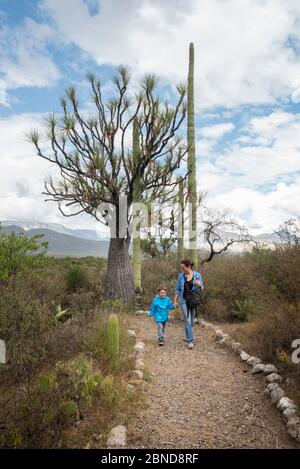 Mama und ihr Sohn lächeln auf einem Trail in Die Wüste Stockfoto