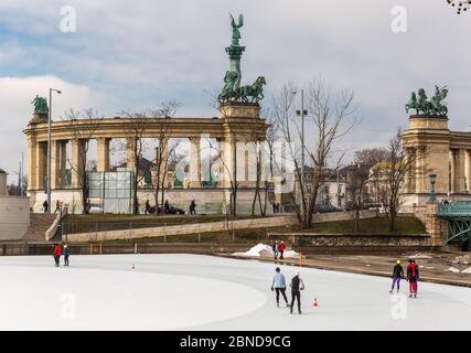 Budapest, Ungarn - 14. Februar 2016: Heldenplatz - Hauptplatz in Budapest. Eisbahn im Stadtpark von Budapest. Menschen Skaten, Sportler trainieren Stockfoto