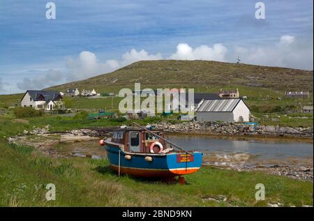 Altes Boot am Ufer des Buchten Loch, Berneray, Hebriden, Schottland, Großbritannien, Juni 2015. Stockfoto