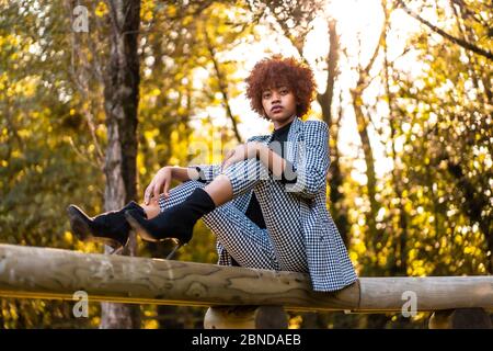 Lifestyle, junge fröhlich afro-haired Modell in einem schönen fotografiert Stockfoto