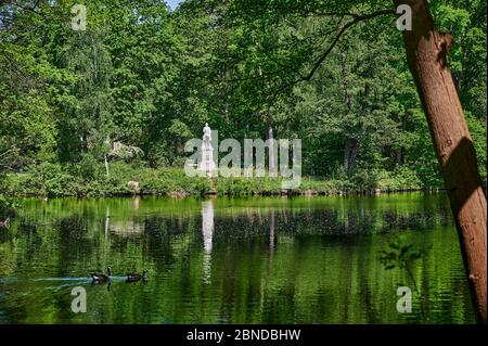 Ländliche Szene in einem öffentlichen Park mitten in der Hauptstadt Berlin, Deutschland, mit Blick auf Bäume, die sich im Wasser spiegeln. Stockfoto