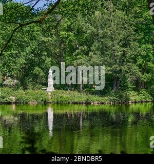 Ländliche Szene in einem öffentlichen Park mitten in der Hauptstadt Berlin, Deutschland, mit Blick auf Bäume, die sich im Wasser spiegeln. Stockfoto