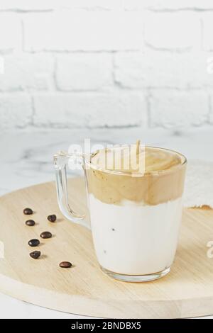 Iced Dalgona Kaffee, flauschig cremig Schlagkaffee. südkoreanischer Kaffee Stockfoto